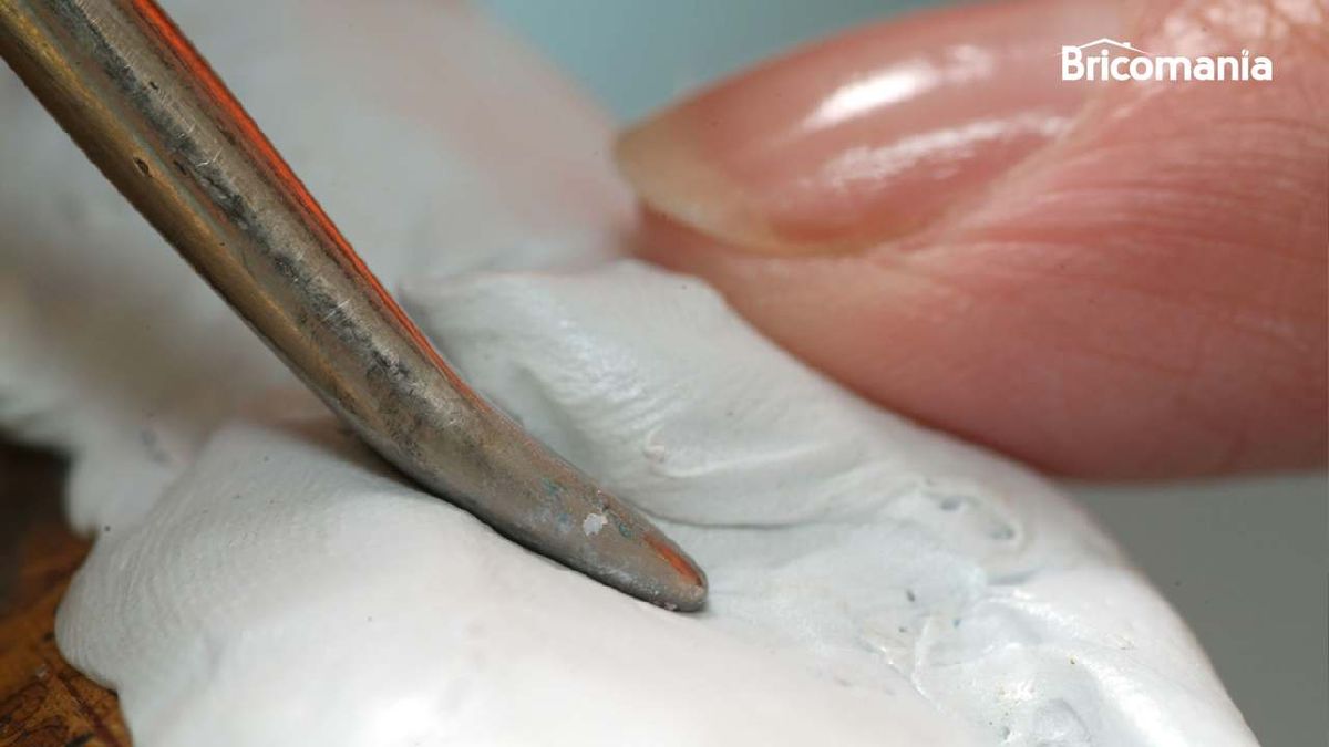 Persona utilizando un buril