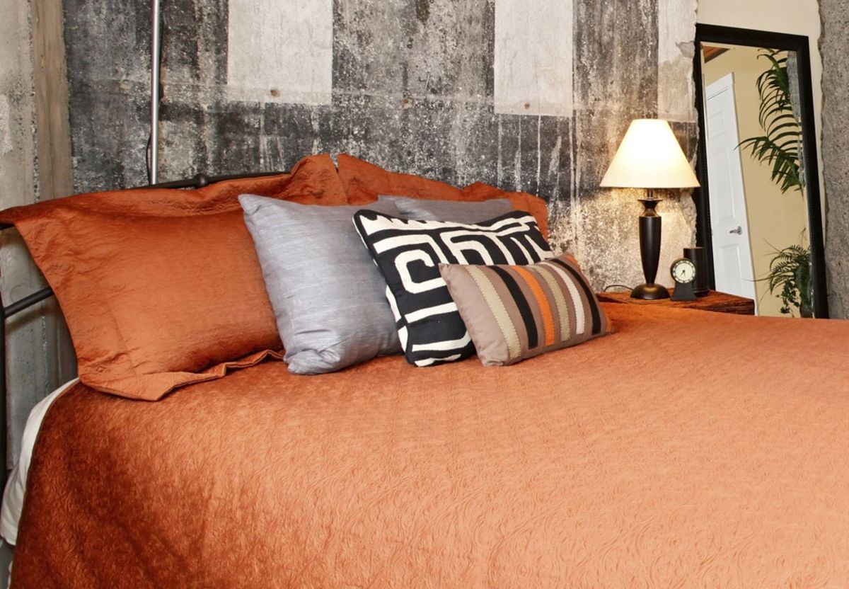 Dormitorio de estilo industrial   cojines