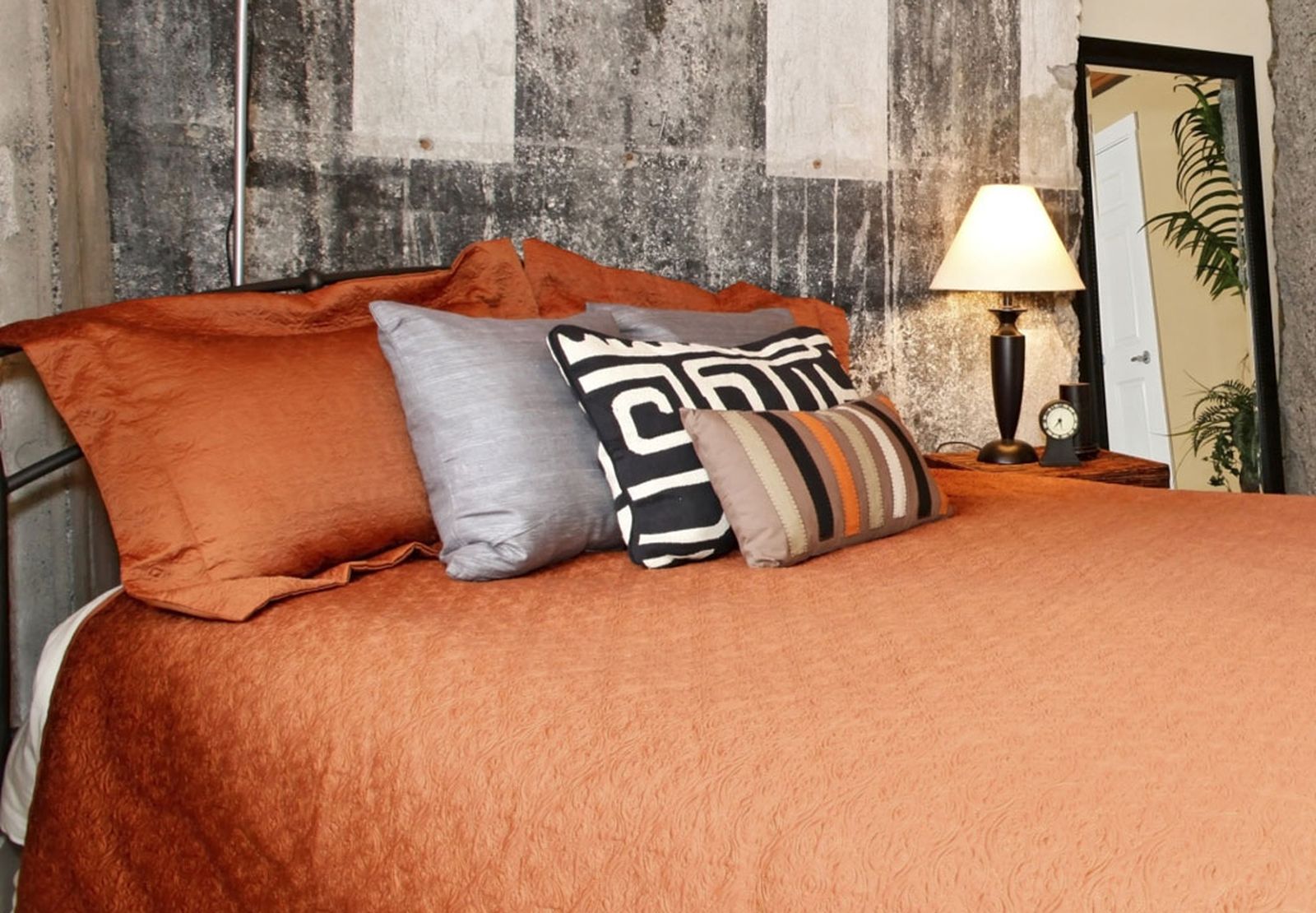 Dormitorio de estilo industrial   cojines