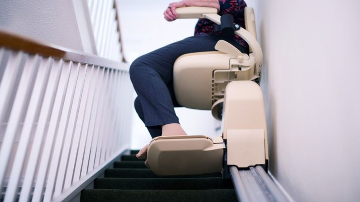 Puedes comprar una silla salvaescaleras recta a partir de 4.150 euros