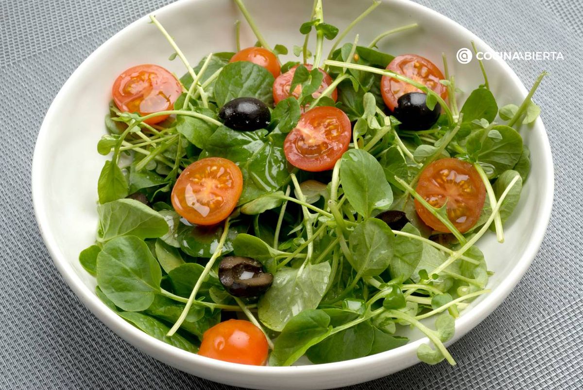 La ensalada de berros con tomate y aceitunas es una receta sencilla con 3 ingredientes