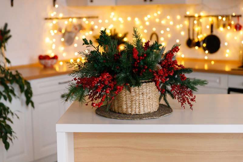 Centro de mesa de Navidad decorando la cocina.
