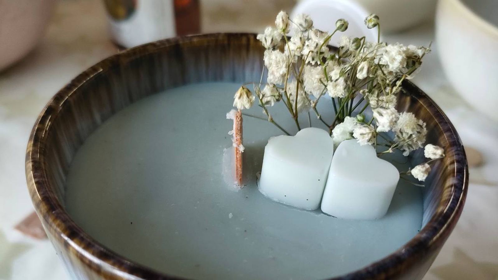 Vela aromática casera de color azul.