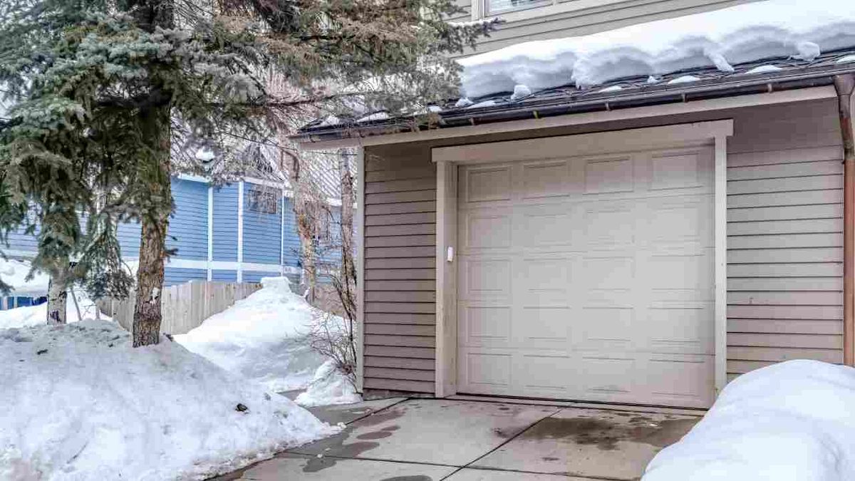 Una puerta de garaje