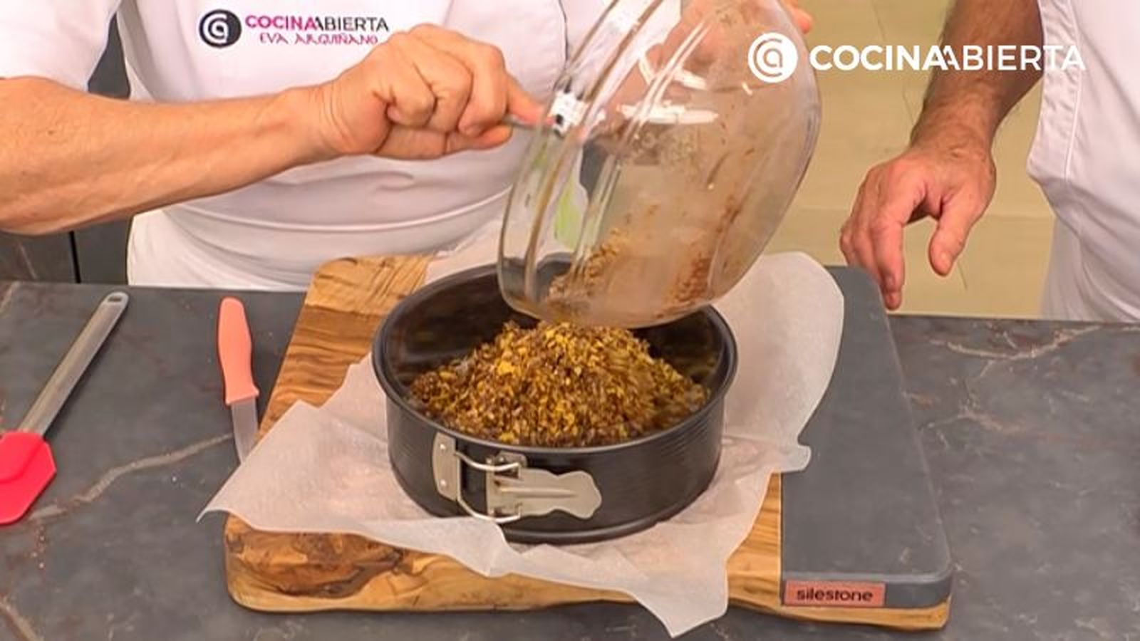Aplasta la mezcla hasta conseguir una base compacta