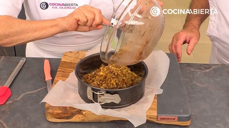 Aplasta la mezcla hasta conseguir una base compacta