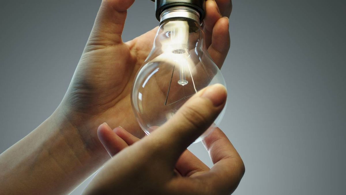 La tarea de cambiar una bombilla puede parecer, a priori, una tarea muy sencilla y simple.