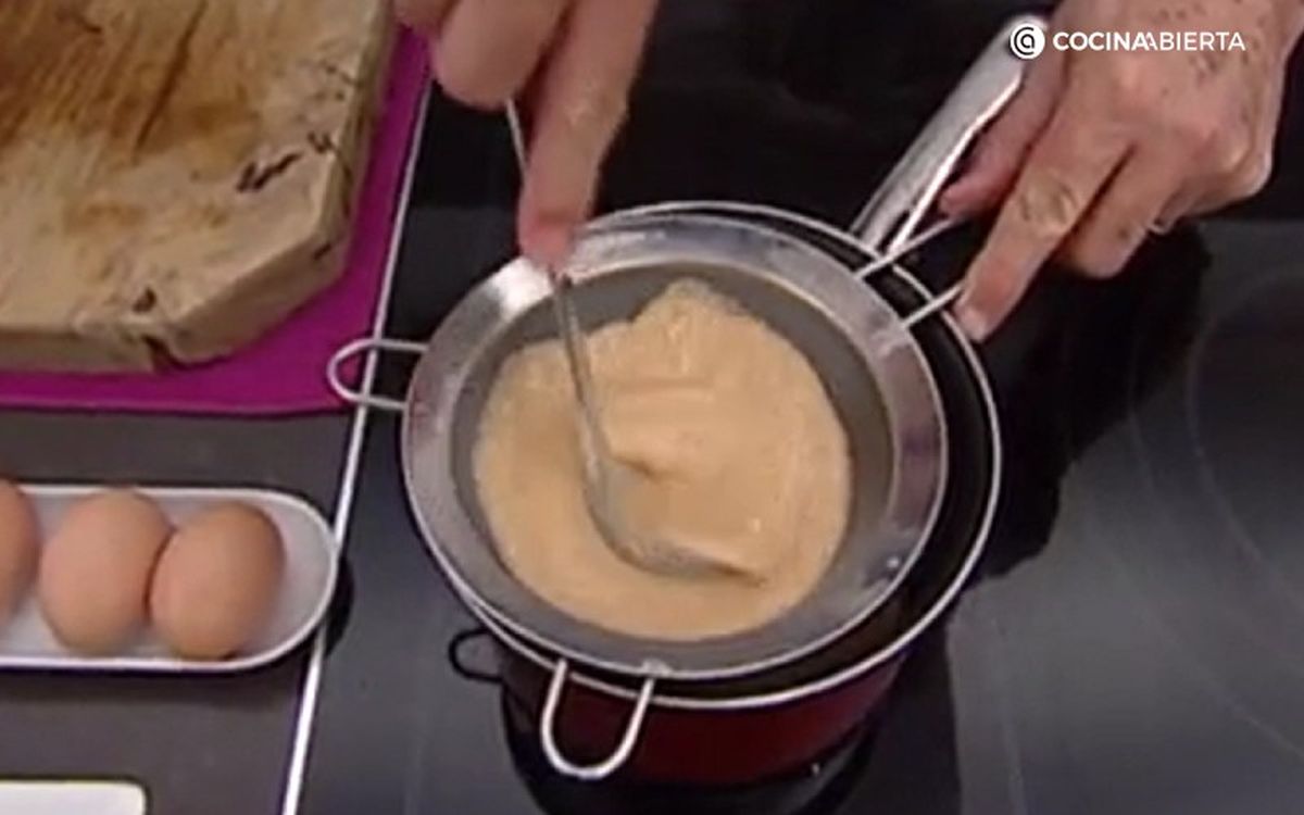 Cuela la salsa para cocinarla después