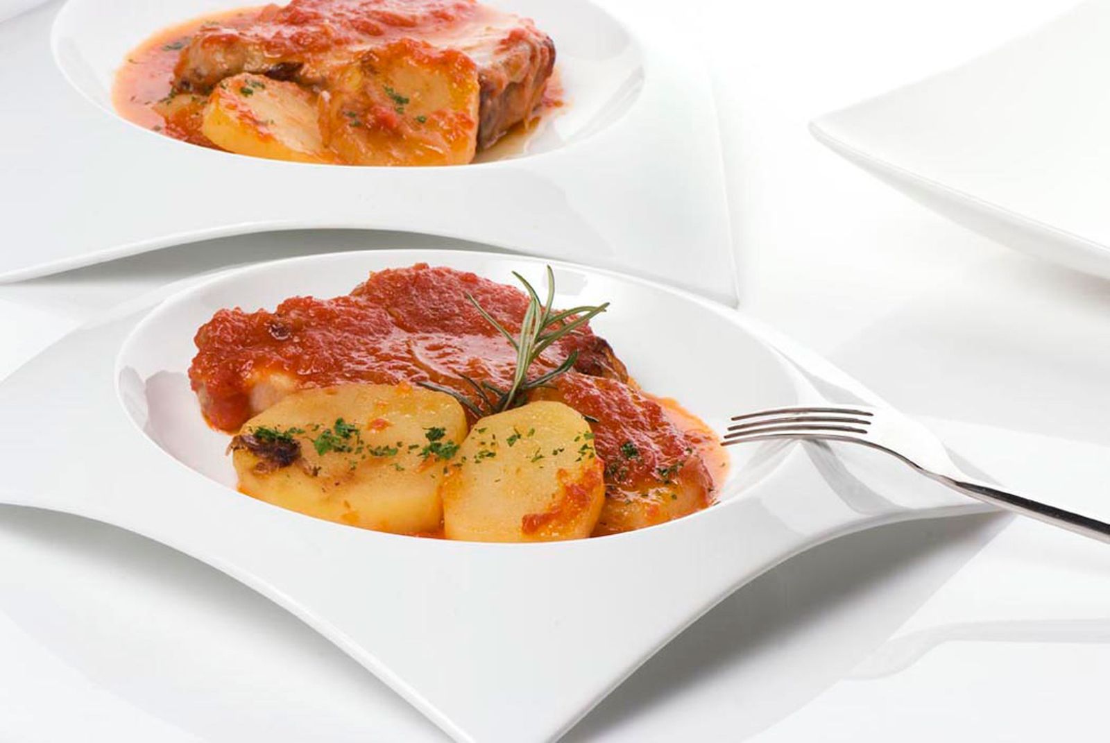 Chuletas de cerdo con tomate al horno