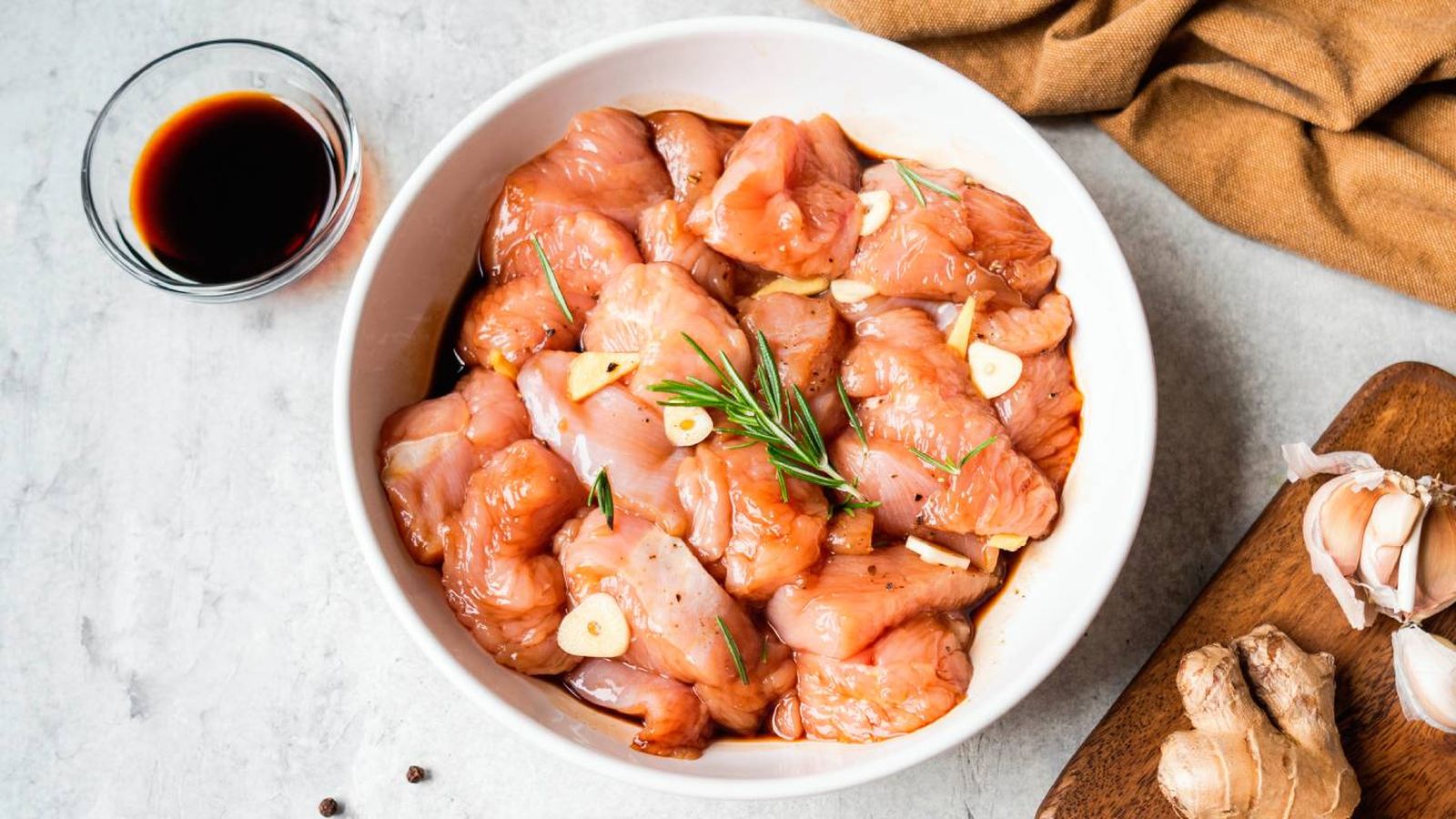 Los mejores marinados para que el pollo quede tierno y jugoso