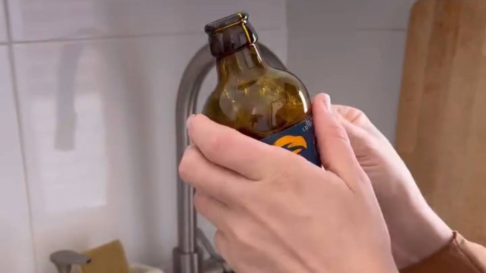 Soraya de Deco_sor limpiando un botellín de cerveza para elaborar la manualidad decorativa. / Instagram @Deco_sor