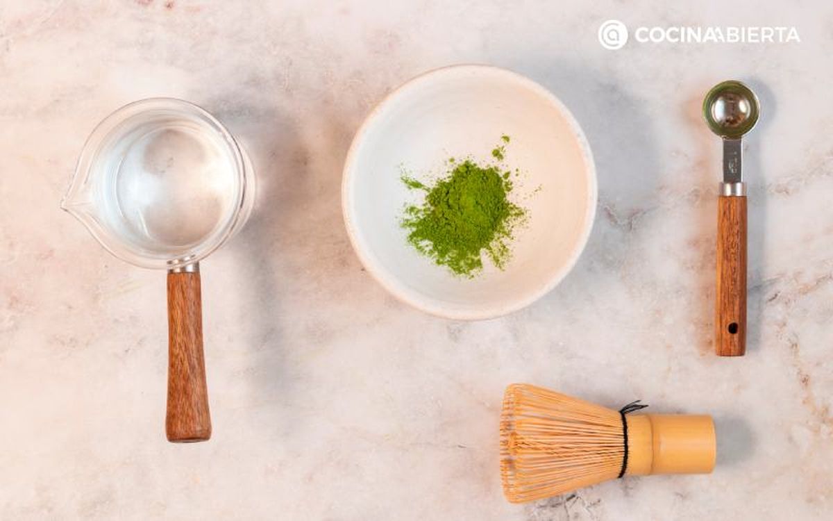 Pon el matcha en el cuenco