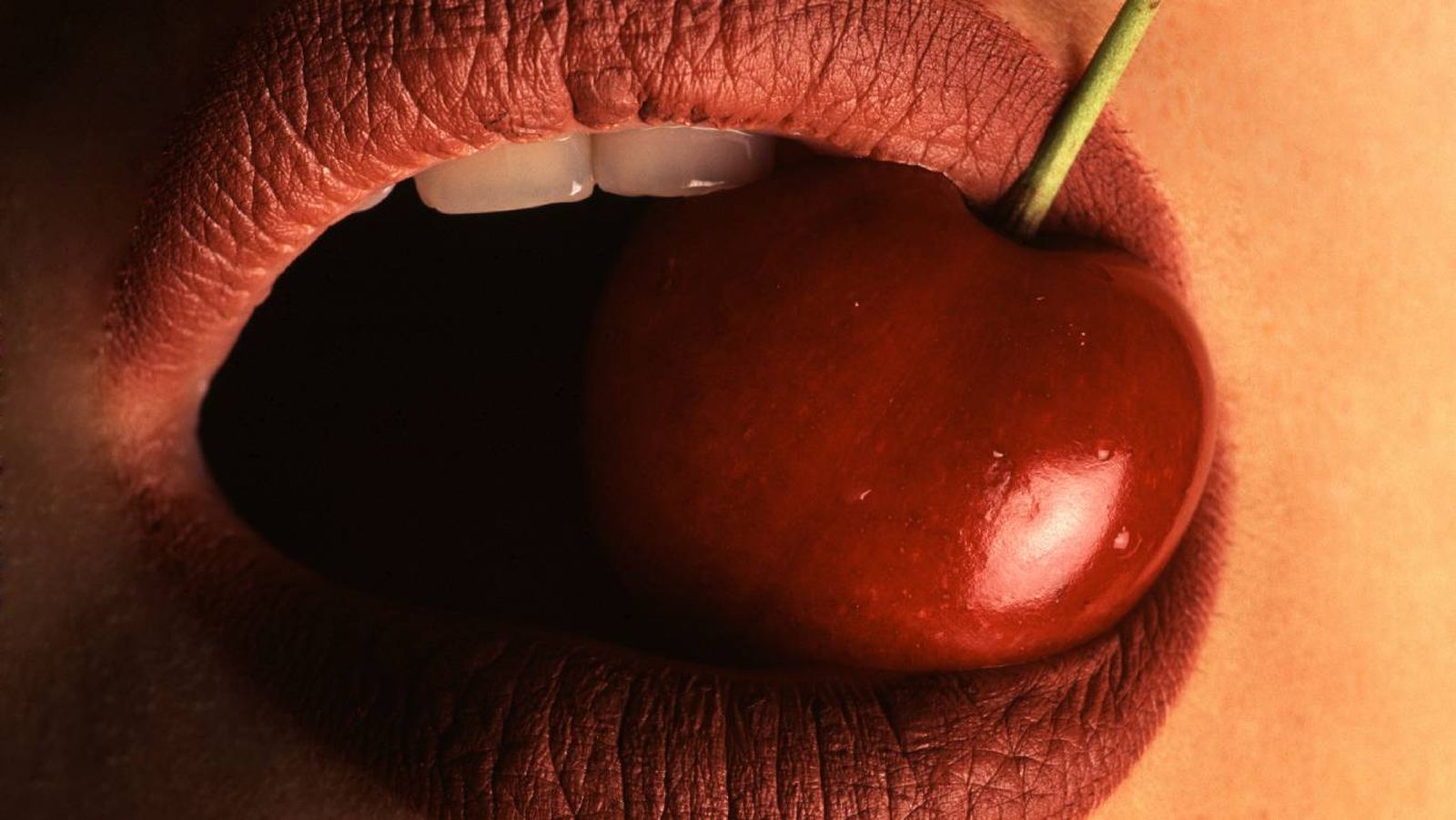 Labios cherry cola: el tono más sensual del 2025