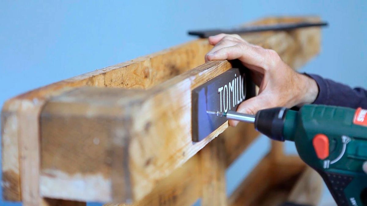 brico 956 huerto aromaticas palets paso5