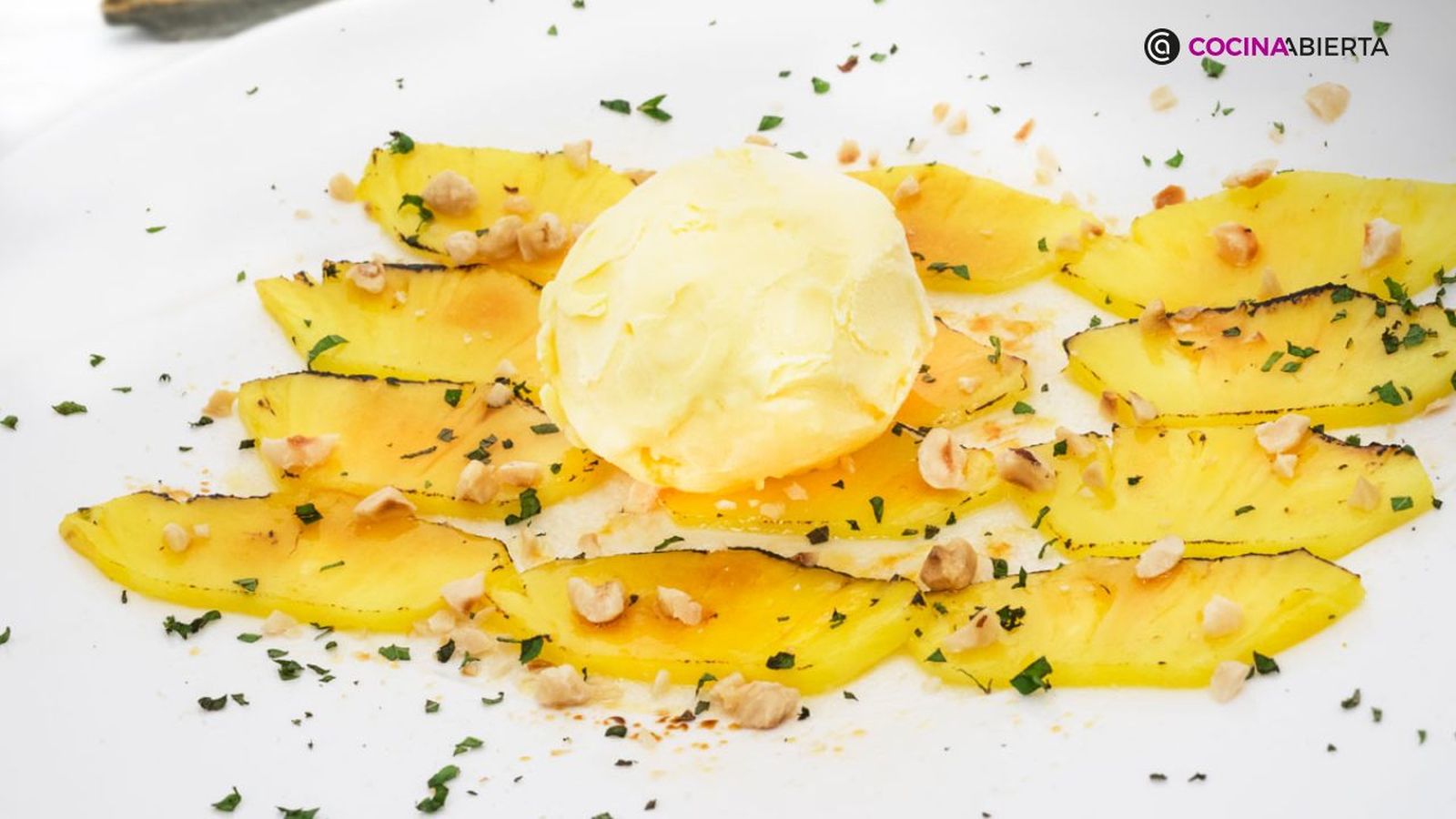 Eva Arguiñano enseña el paso a paso para elaborar un delicioso carpaccio de piña