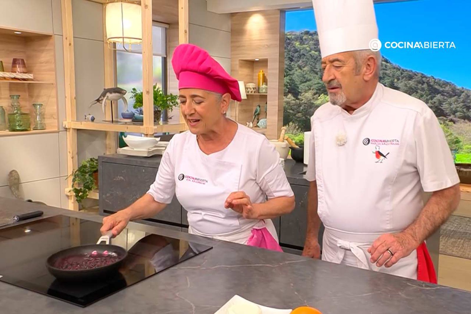 Eva Arguiñano y Karlos Arguiñano preparan mermelada de arándanos