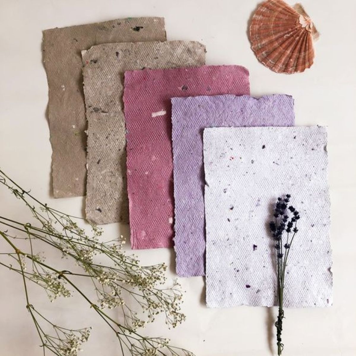 Papel reciclado de colores.