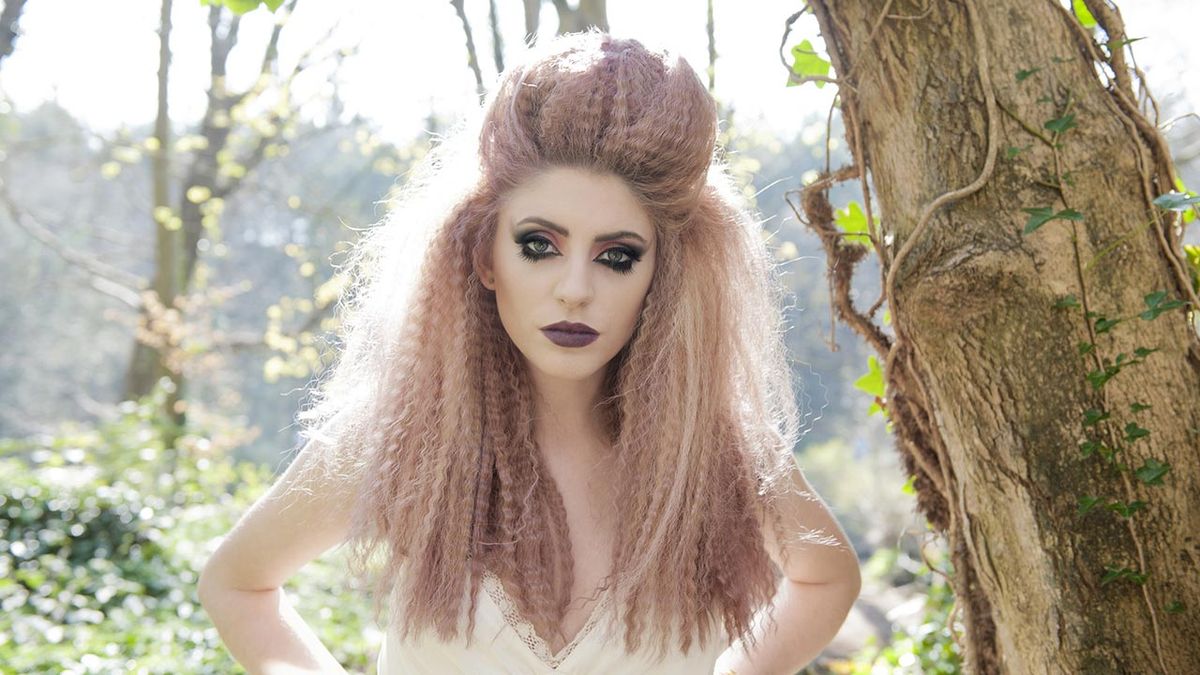 crimped hair el regreso de un peinado que arraso en los 80 plancha 1