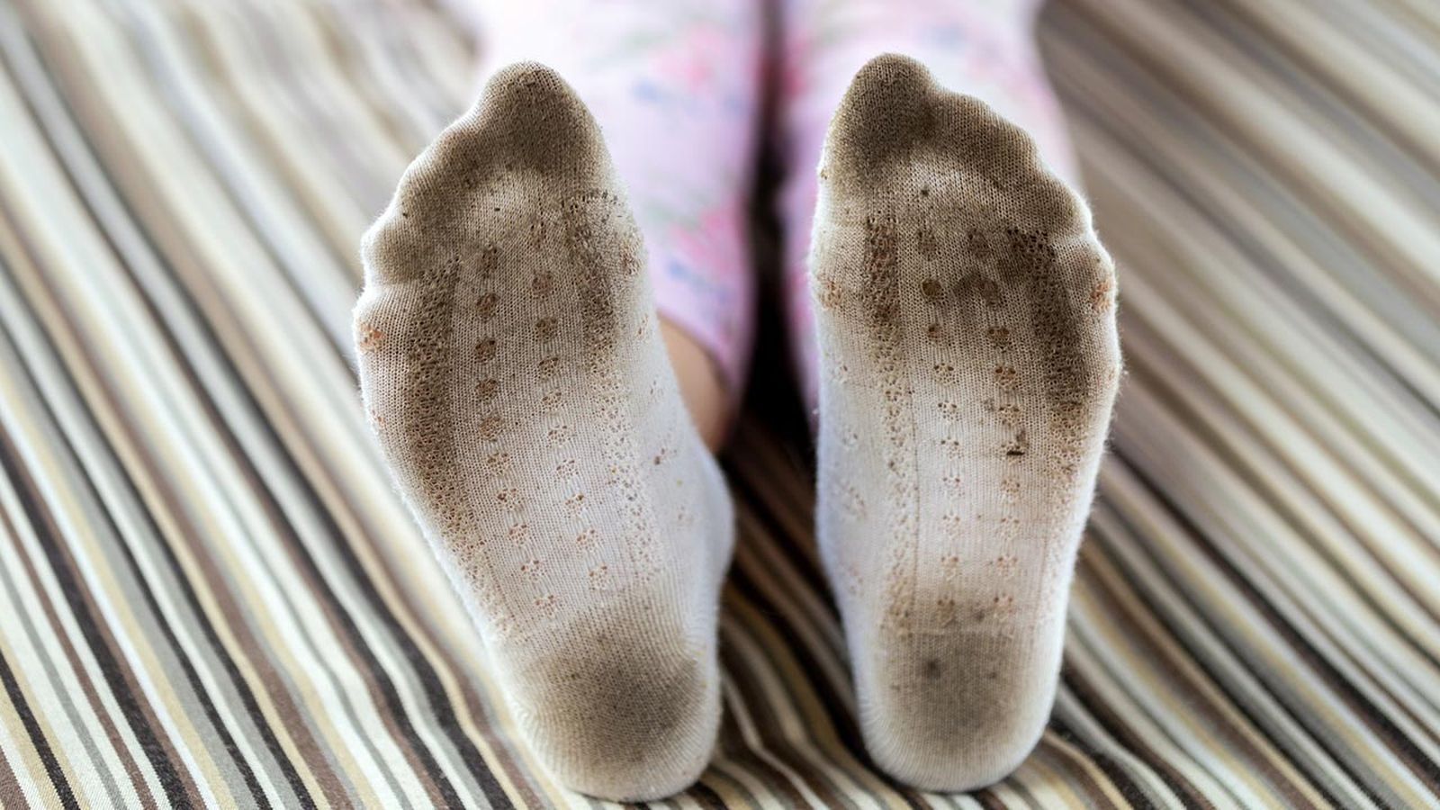 como quitar las manchas negras de los calcetines medias