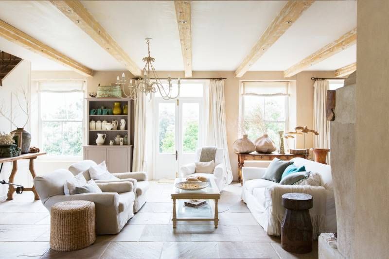 Salón blanco moderno de estilo granja o farmhouse.