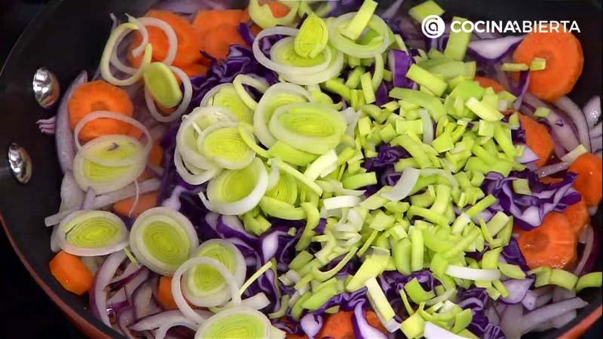 Verduras salteadas para el relleno de la quiche vegana