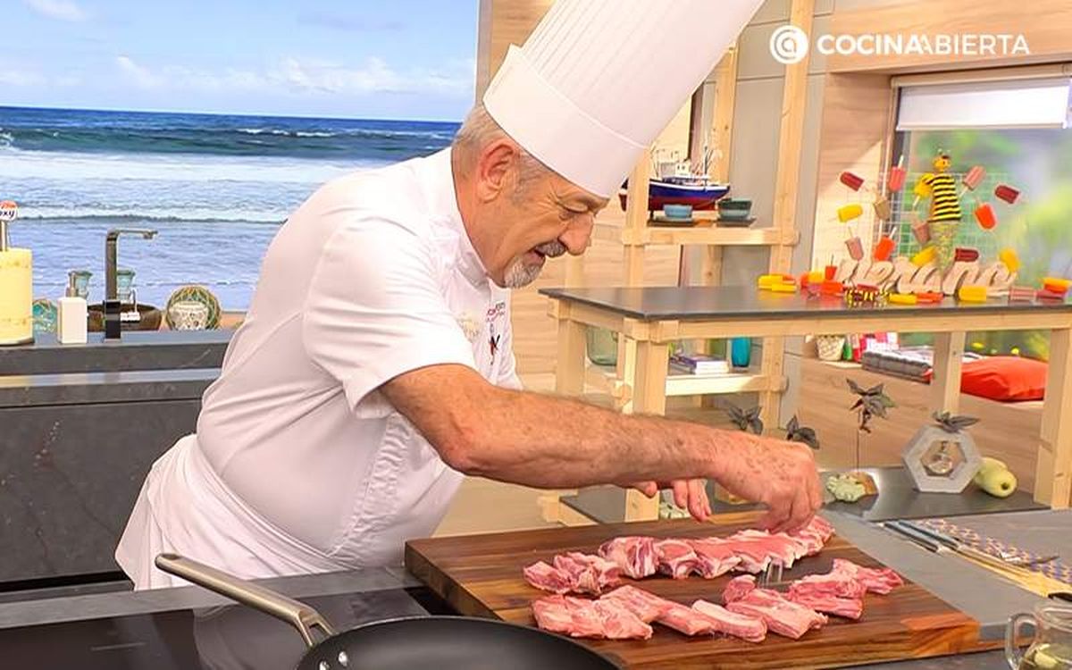 Corta el costillar de cerdo, sazona y salpimienta