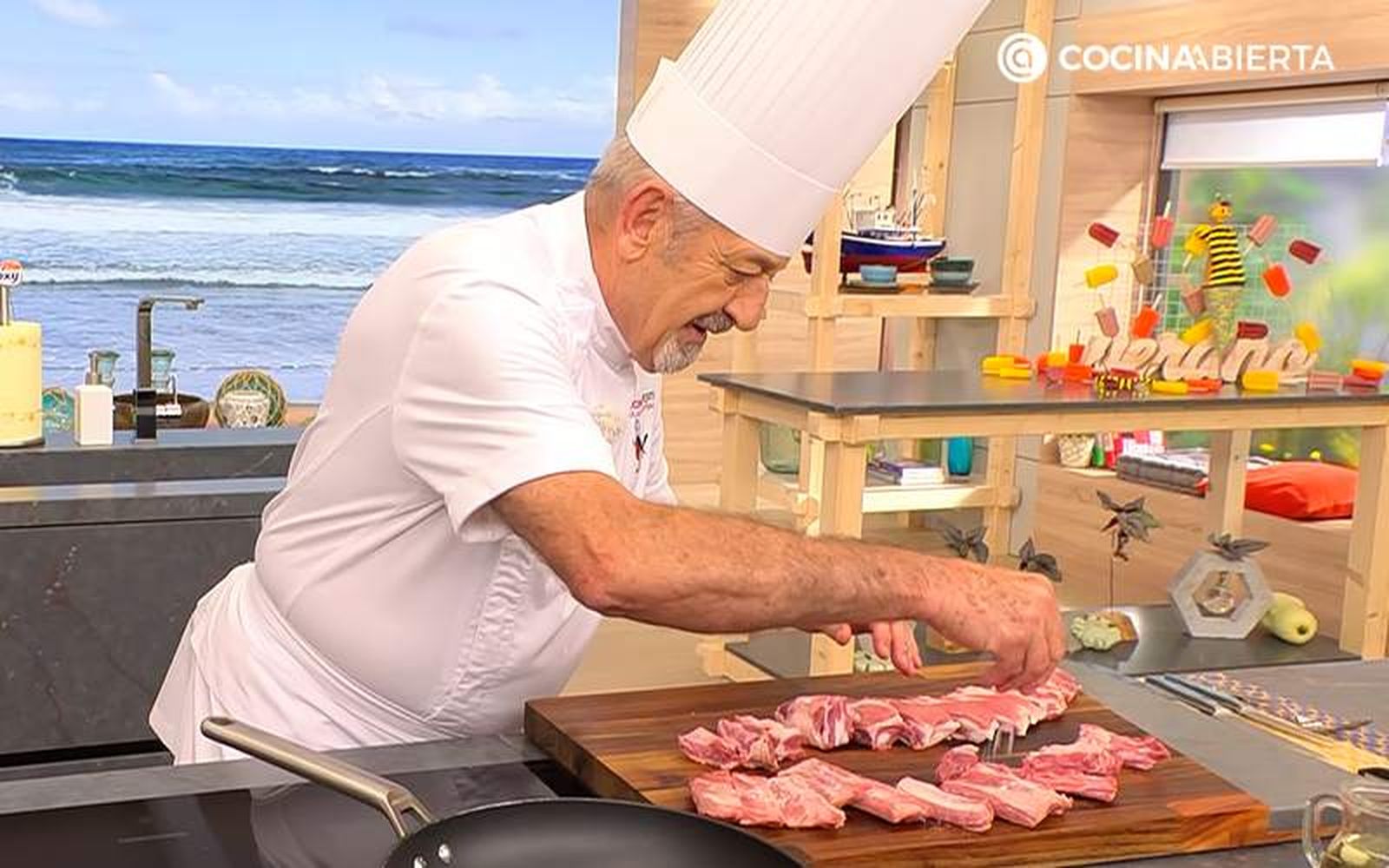 Corta el costillar de cerdo, sazona y salpimienta