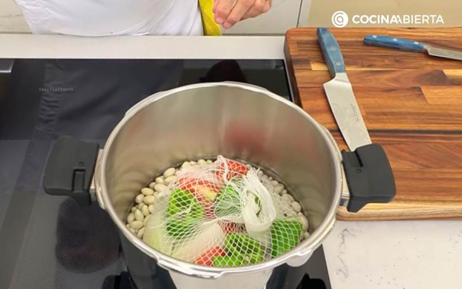 Cuece las pochas con las hortalizas durante 5 minutos
