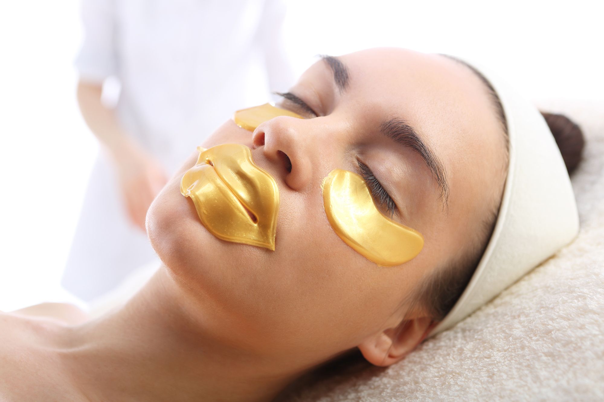 mascarilla facial oro labios ojos