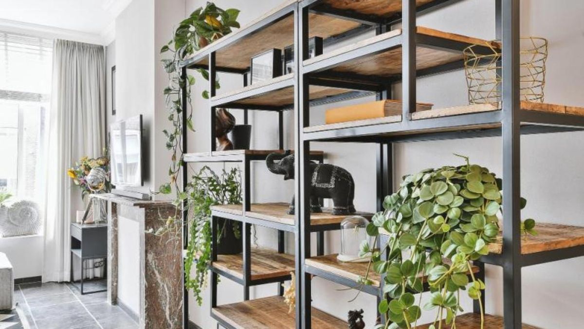 Estanterías metálicas con complementos decorativos para organizar tu hogar.