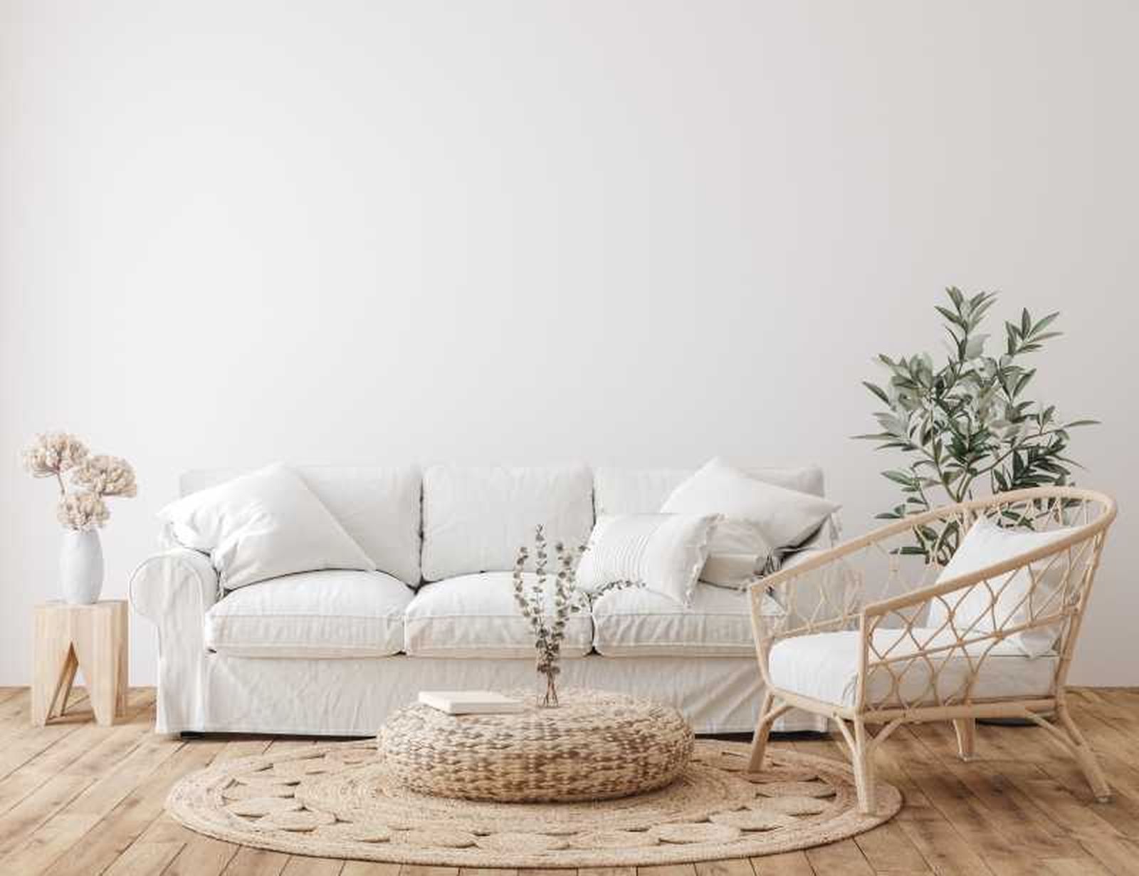 Salón nórdico con plantas y texturas naturales.