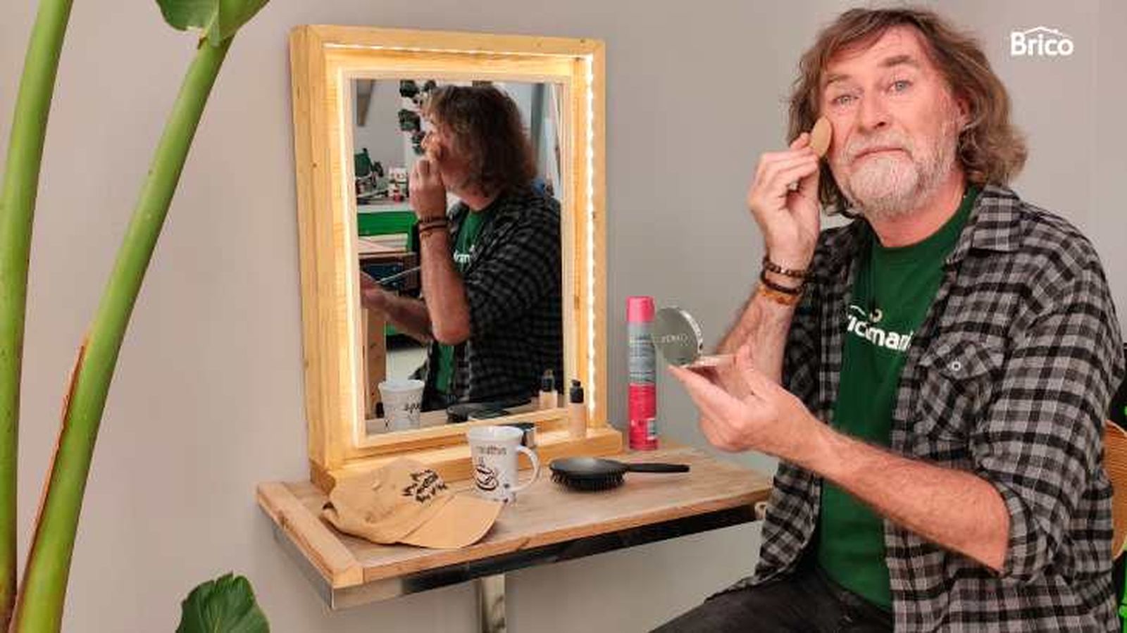Kristian Pielhoff con un tocador rústico