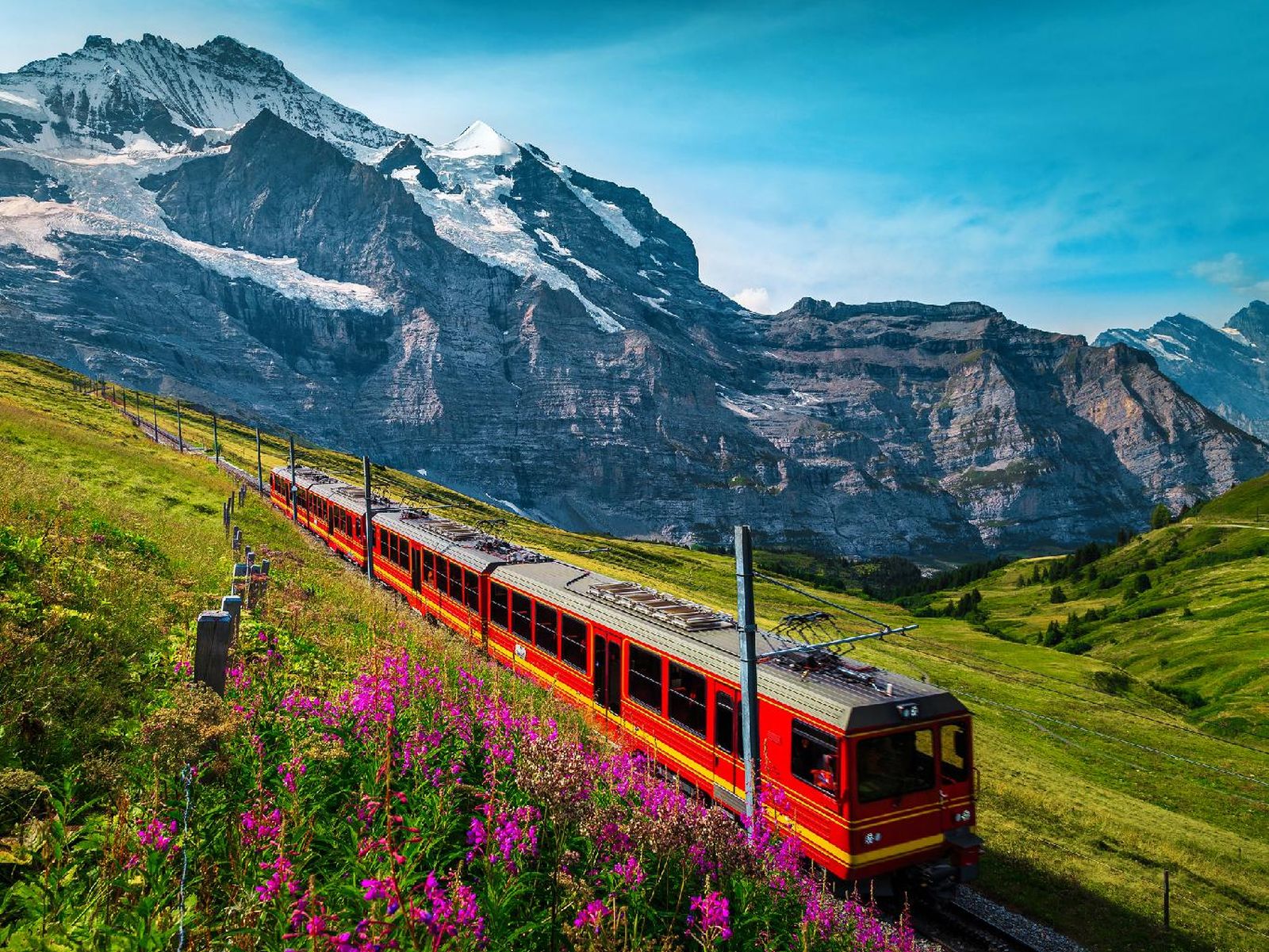 Montañas nevadas de Junfrau en Interlaken, Suiza