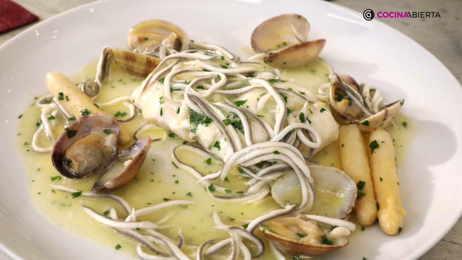01 receta merluza en salsa verde con gulas y almejas