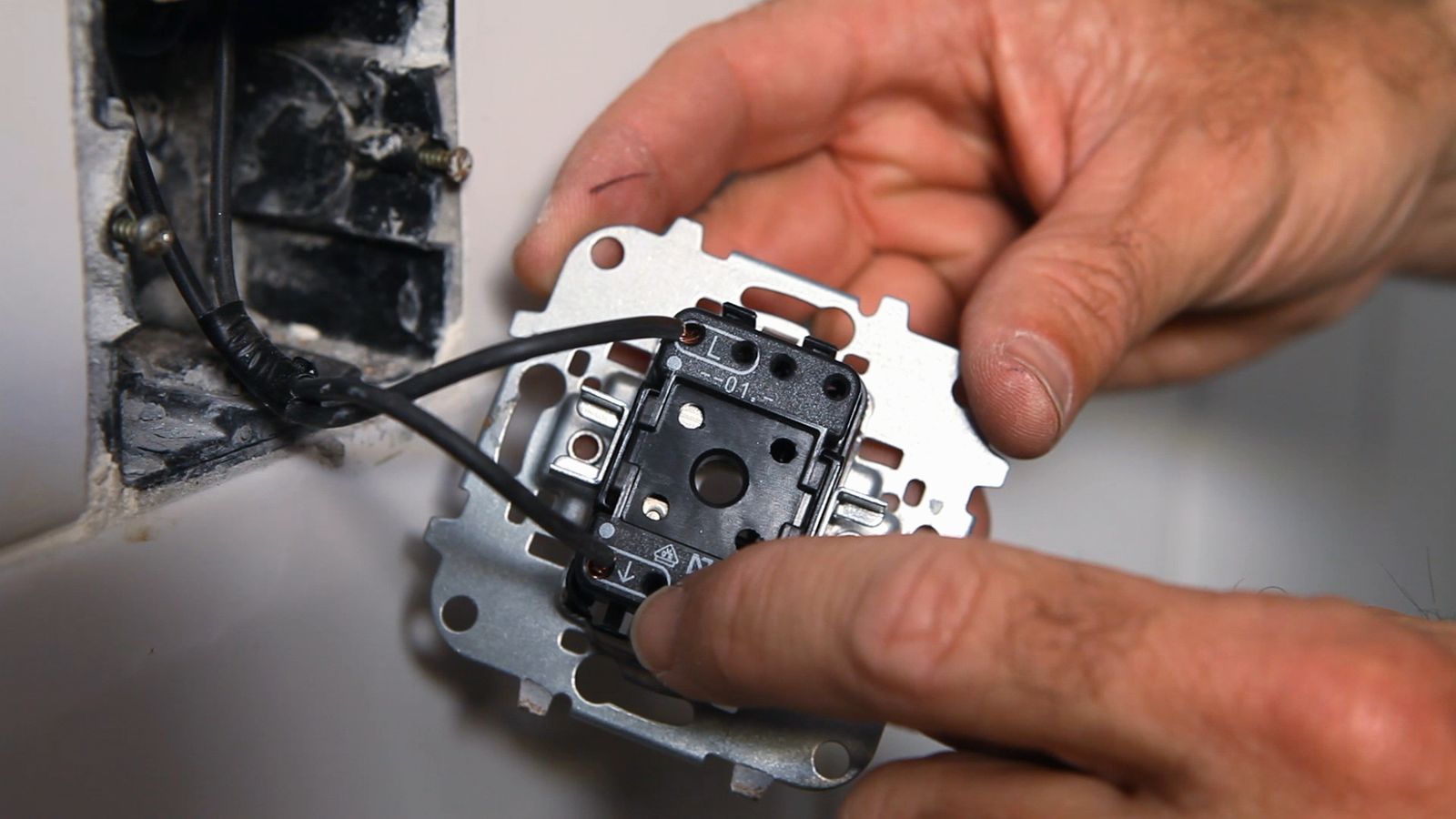 Embellecedores para mecanismos eléctricos paso 3