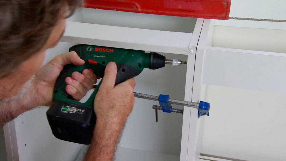 Cómo instalar una cocina en ángulo (Parte 1) paso 9