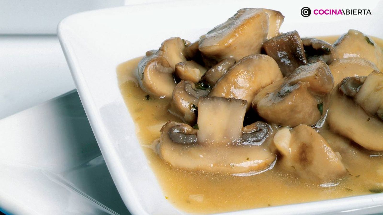 Champiñones en salsa de vino blanco, la receta de Karlos Arguiñano