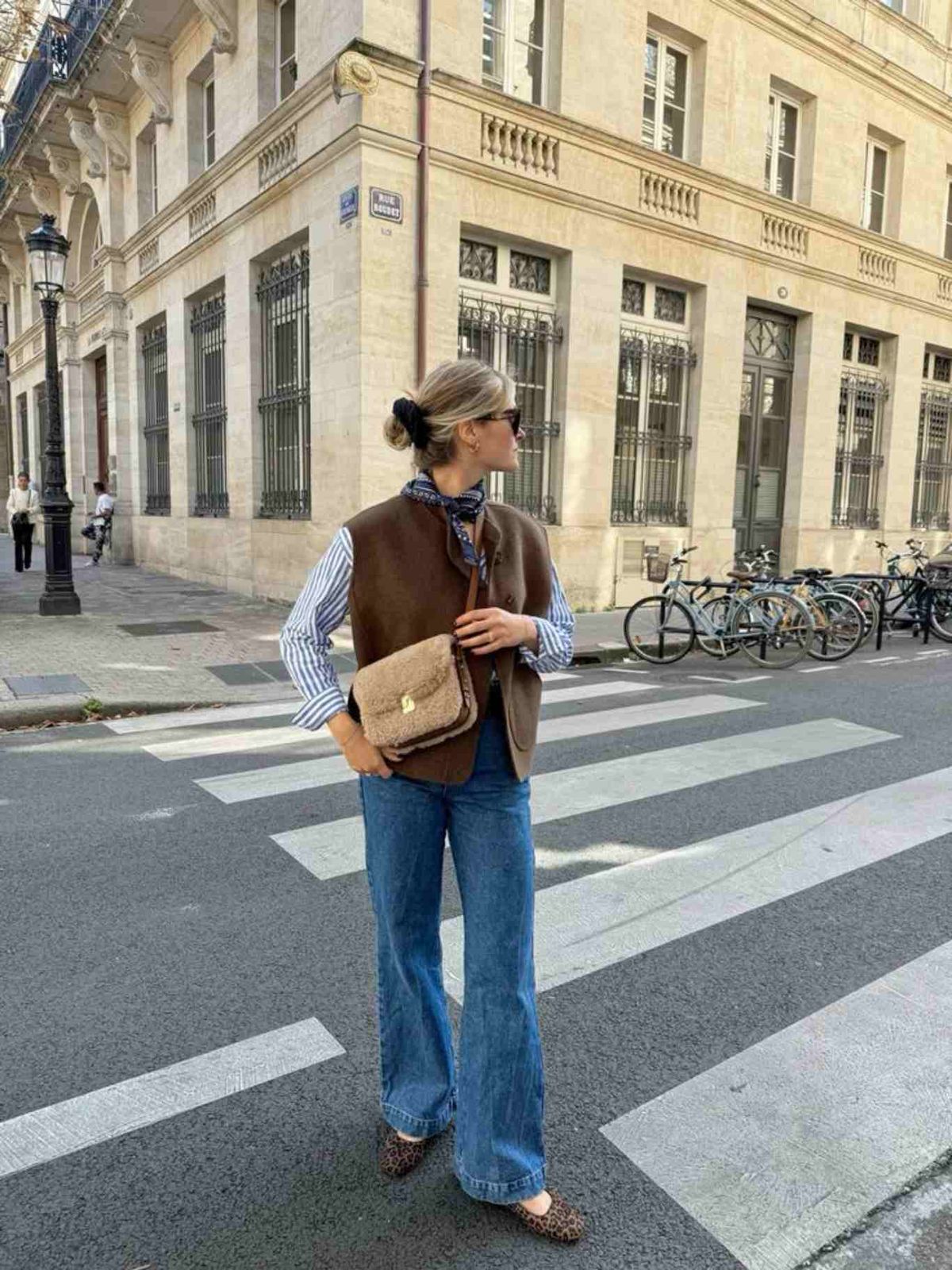 Camisa con chaleco y pañuelo al cuello.