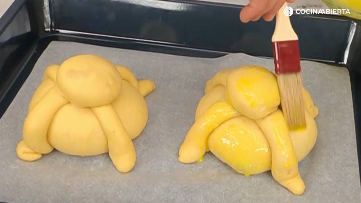Pinta con huevo batido y hornea los panes