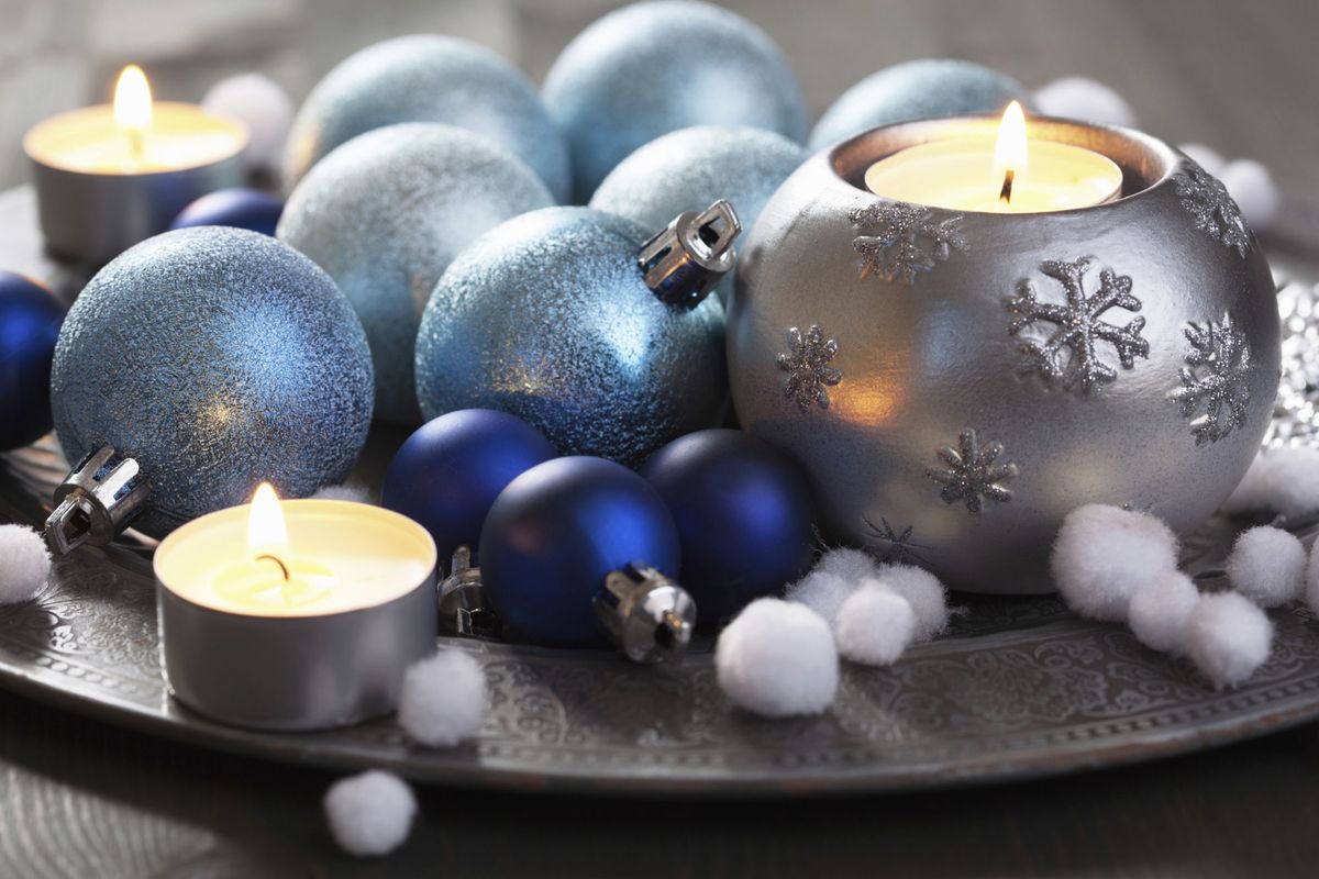 Decoración navideña en azul, blanco y plata   centro