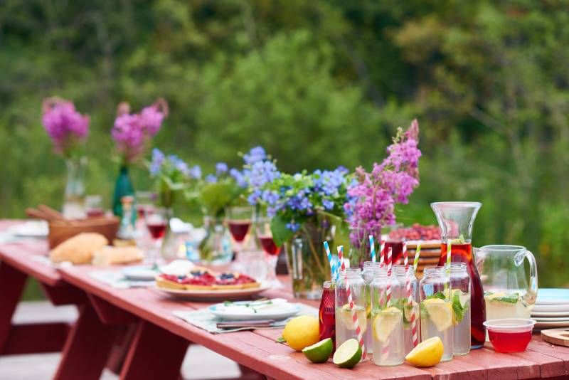 Mesa con decoración veraniega.