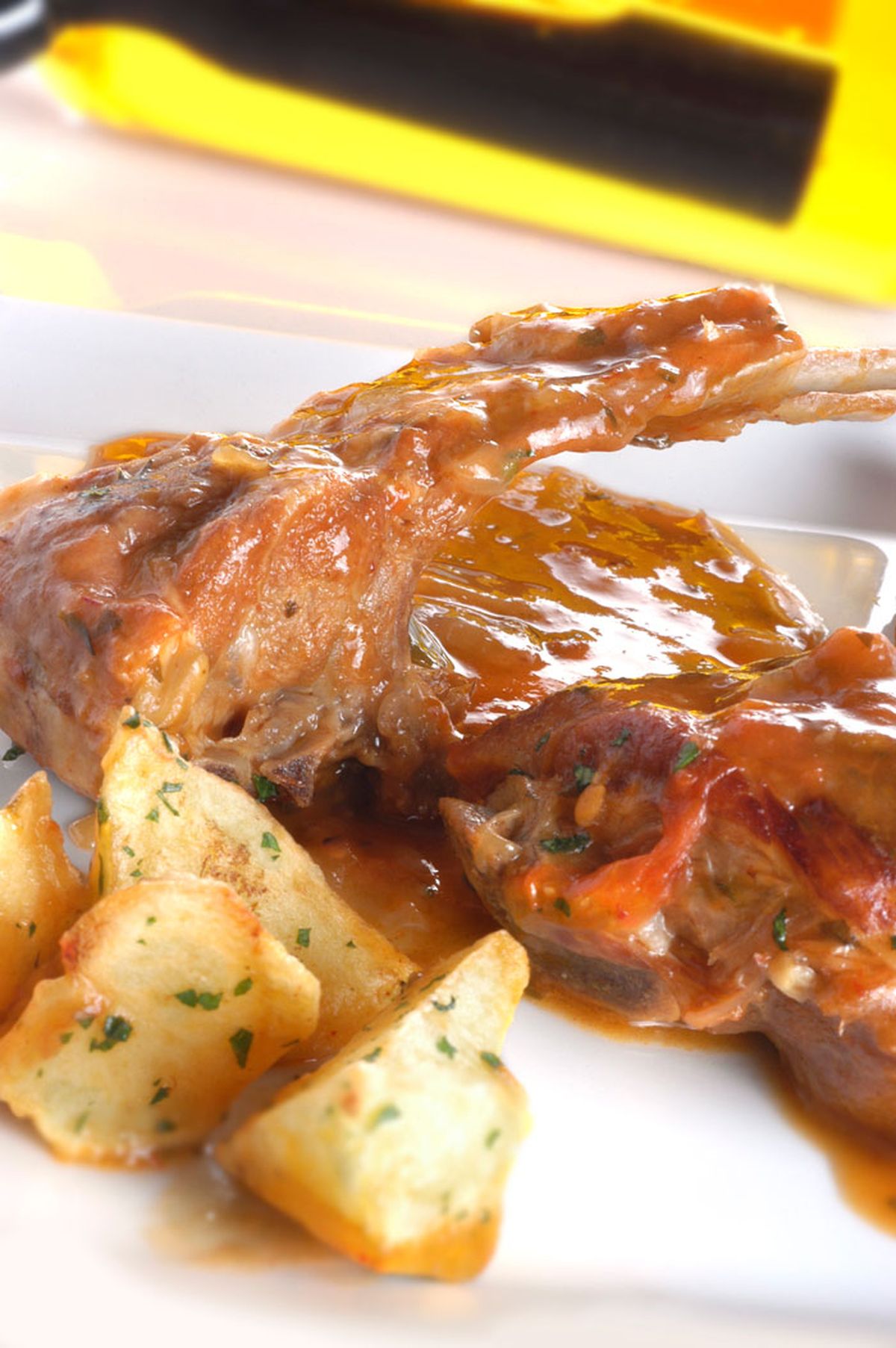 Cordero al chilindrón con patatas fritas