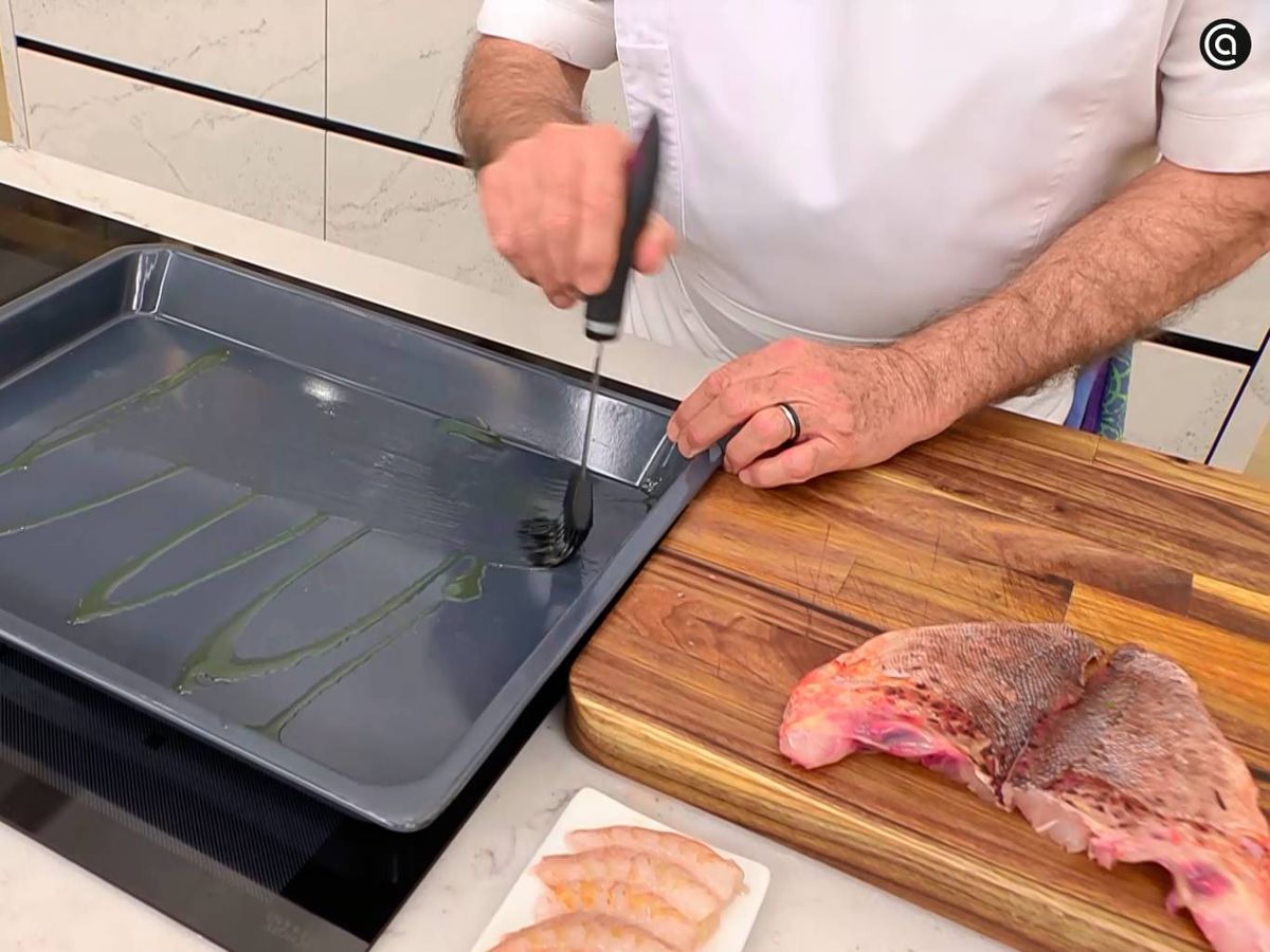 Elaboración de la receta de itsaskabra con salsa de mejillones y langostinos - Hornea el pescado