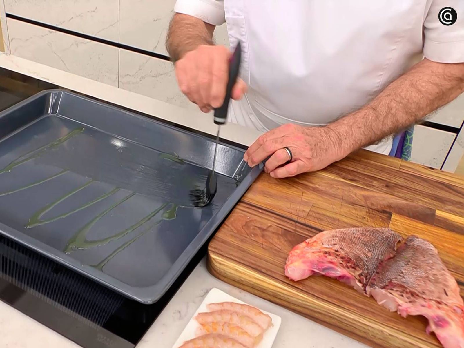 Elaboración de la receta de itsaskabra con salsa de mejillones y langostinos - Hornea el pescado