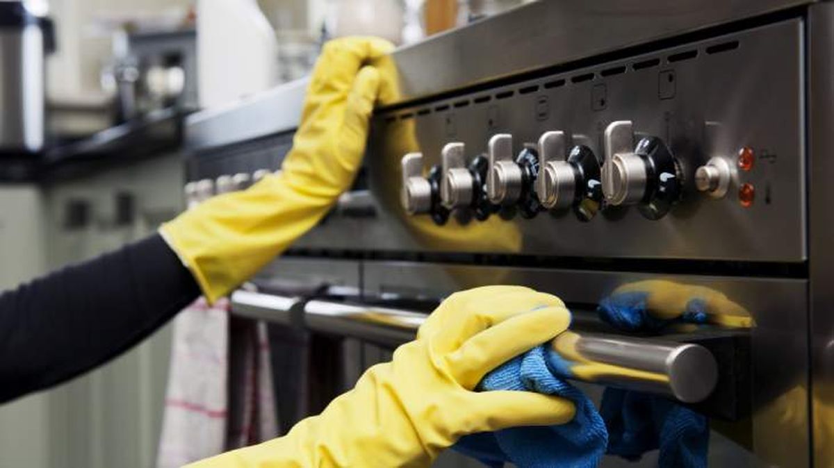 El alcohol limpia y elimina huellas del acero inoxidable