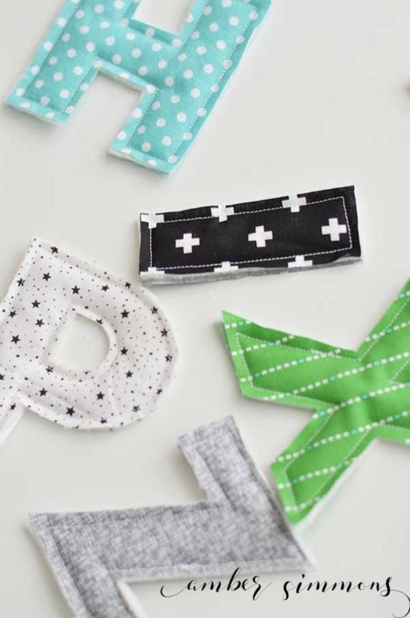 Toalla con nombre con letras patchwork.