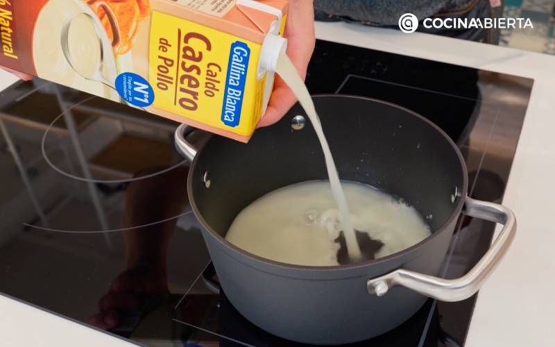 Cocina el pollo con el Caldo Casero de Pollo 100% Natural de Gallina Blanca