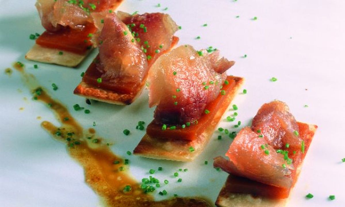 corcon en salazon ligera con laminas de compota de frutas y salsa de tamarindo