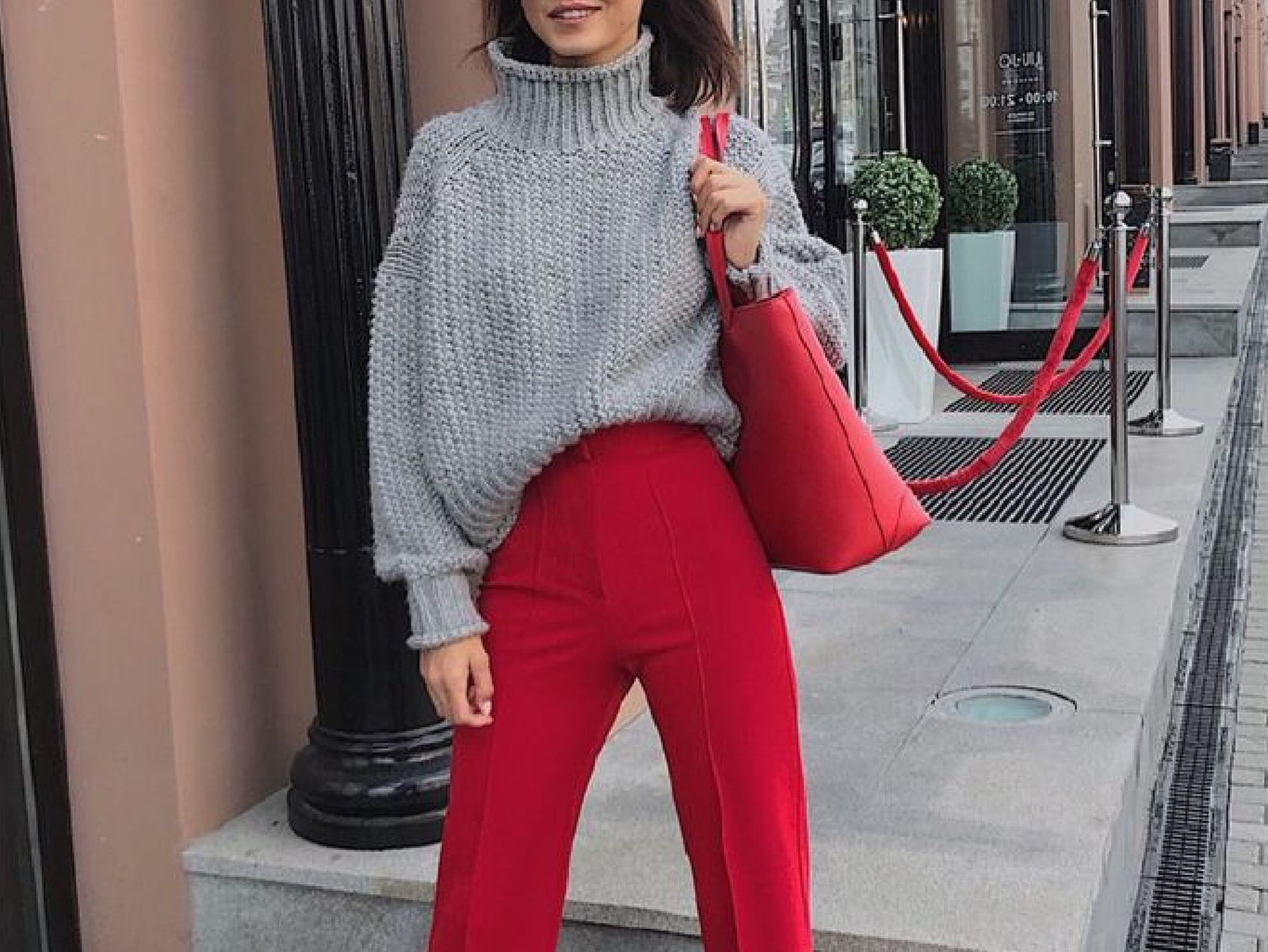 Combinación de color gris con pantalón y bolso rojo