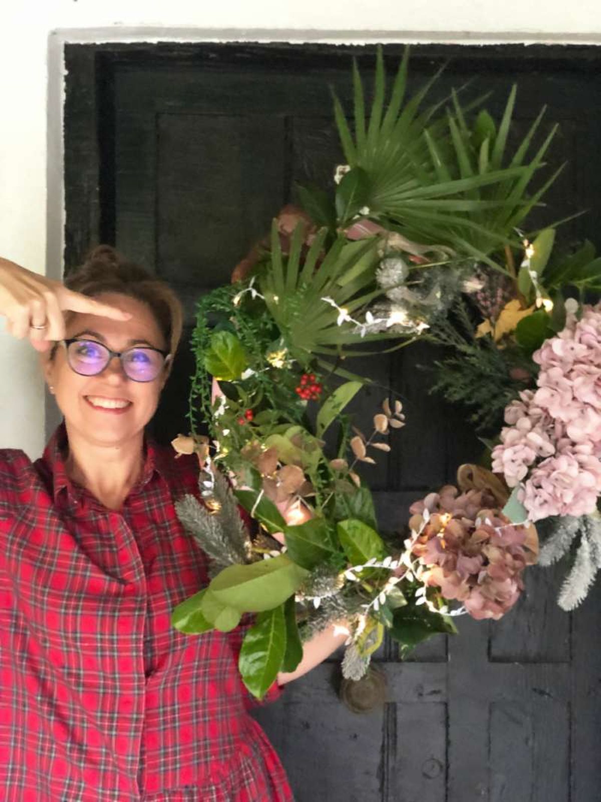 Corona navideña rústica decorando la pared.